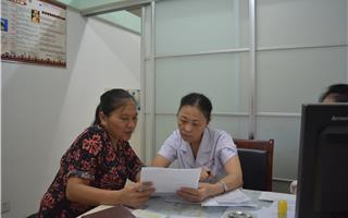 郑纯教授在耐心给患者解读化验单